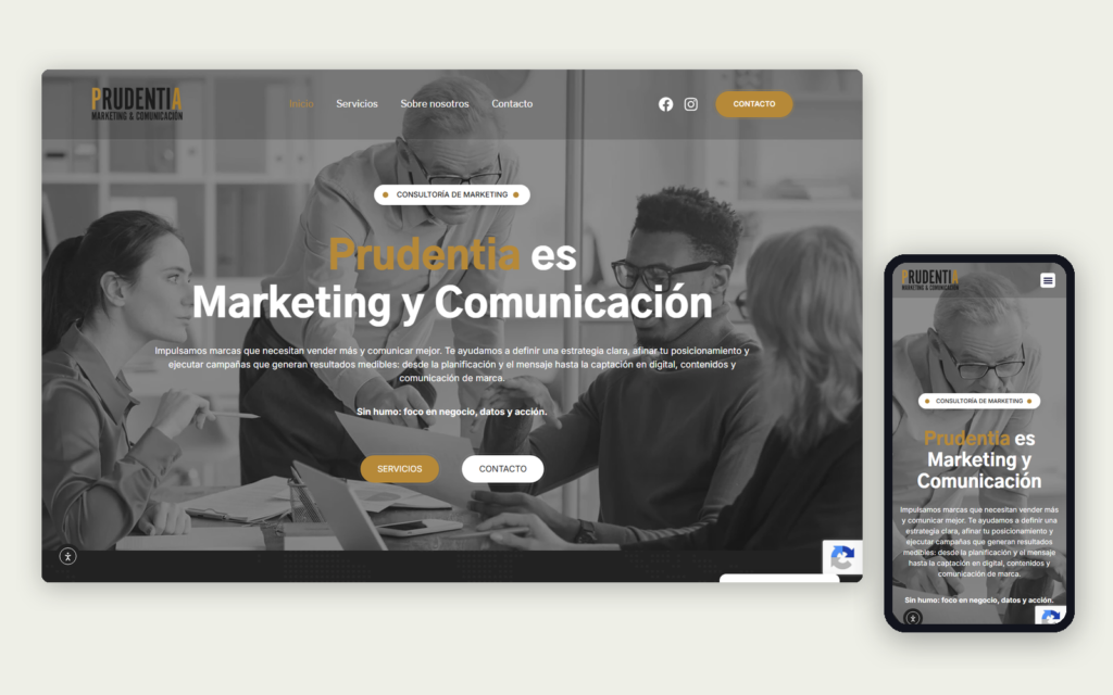 Web de Prudentia Marketing y Comunicación en ordenador y móvil, con un equipo reunido ante unos papeles en blanco y negro